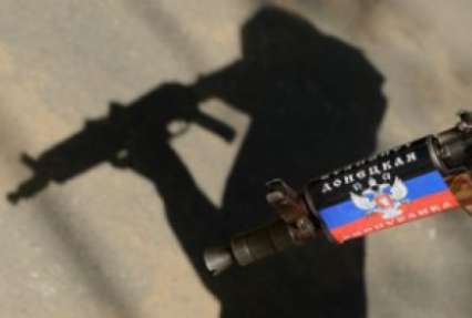 Террористы запугивают мирных людей путем применением оружия