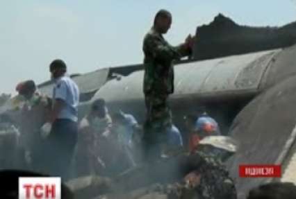 В Індонезії літак впав на житловий квартал
