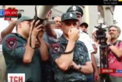 В Єревані поліція витіснила мітингувальників з центрального проспекту