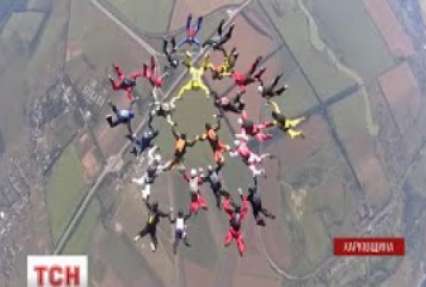 В Міжнародний день парашутиста спортсмени встановили новий рекорд України