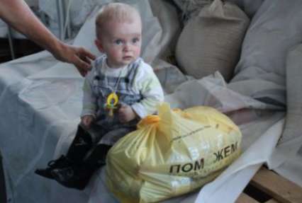 Более 300 тысяч детских продуктовых наборов выдал Штаб Рината Ахметова на Донбассе
