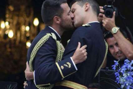 В Испании состоялась первая свадьба полицейских-геев