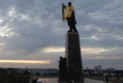 Судьба самого большого Ленина в Украине: куда деть памятник и что появится на его месте