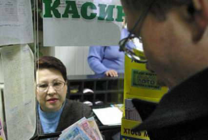 Банки стали выдавать украинцам больше валюты