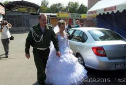 Боевики на Донбассе удобно женятся на местных девушках (фото)