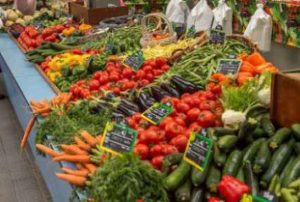 Чем неделю Украина кормила Крым: тысячи тонн овощей, фруктов и муки