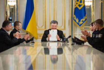 Через 3 месяца в Украине появится абсолютно новая полиция – Порошенко подписал закон