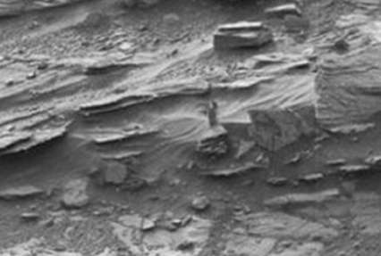 Curiosity прислал с Марса снимок странной женщины