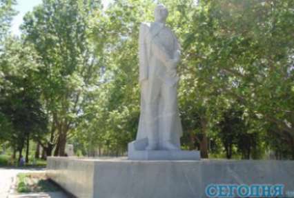 Декоммунизация по-запорожски: памятники Ленину и Кирову хотят продать на аукционе