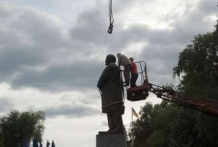Декоммунизация в Харьковской области: некоторые монументы Ленину придется сохранить