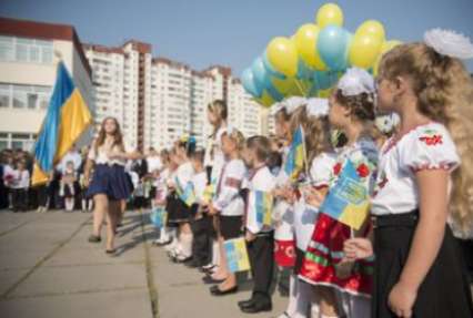 День знаний: в Киеве дети випов опоздали на линейки, а на Донбассе в школе нашли снаряд