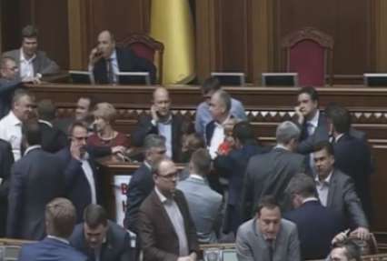 Депутаты заблокировали трибуну парламента