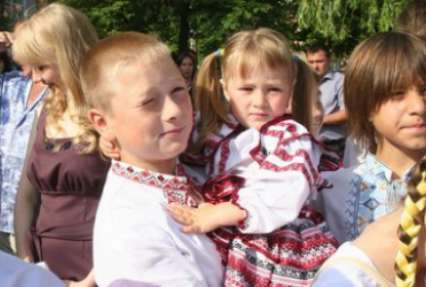 Этномода: украинцы ищут детские вышиванки и патриотические носки (инфографика)