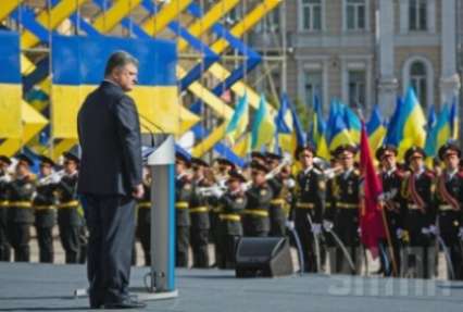 Флаг как символ мужества: поднятие сине-желтого стяга при участии Порошенко в Киеве (фоторепортаж)