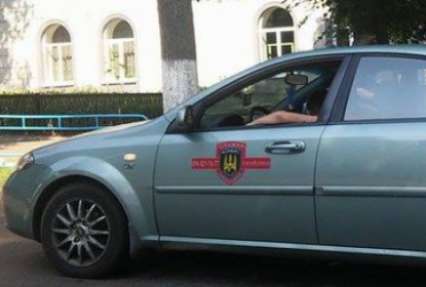 ФОТОФАКТ. Избирателей в Чернигове насторожили автомобили с надписью 