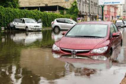 ФОТОФАКТ. После дождя на киевской улице машины оказались под водой
