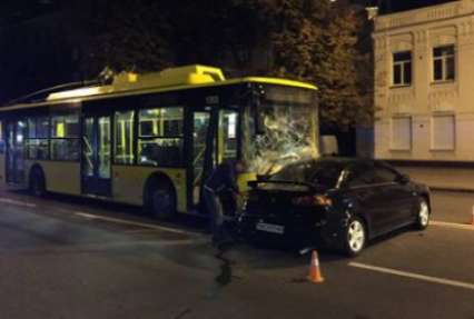 ФОТОФАКТ. В центре Киева иномарка разгромила новый троллейбус