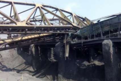 ФОТОФАКТ. В Енакиево рухнул строительный кран: есть жертвы