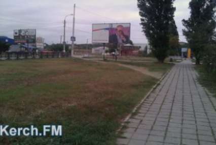ФОТОФАКТ. В Керчи снова облили краской билборды с Путиным