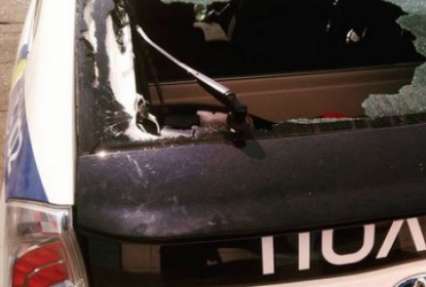 ФОТОФАКТ. В Киеве неизвестные напали на машину полицейских