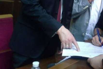 ФОТОФАКТ. В Раде собирают подписи за отмену нашумевшего закона о валютных кредитах