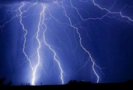 Гнев природы в Украине: молнии жгли дома, а ветер рвал линии электропередач