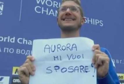 Итальянский пловец Руффини сделал предложение невесте на пьедестале почета ЧМ-2015