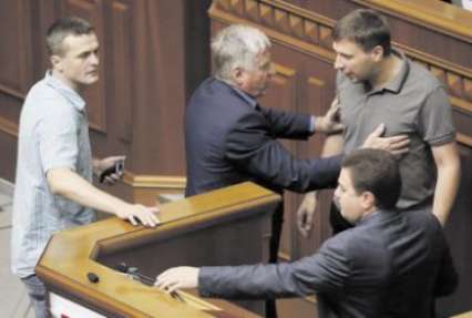 Итоги Рады: местные выборы без блоков, имущество чиновников напоказ и 