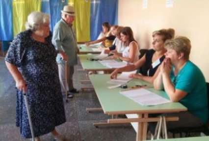 Как проходят выборы в Чернигове: на участках по три милиционера, люди спешат проголосовать из-за жары