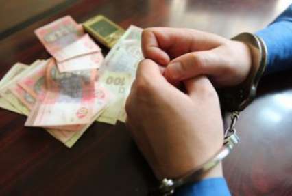 Киевского чиновника поймали на взятке в тысячу долларов