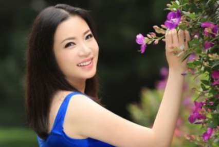Китайским программистам для поднятия настроения нанимают красивых девушек