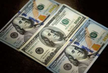 Курс доллара вяло растет