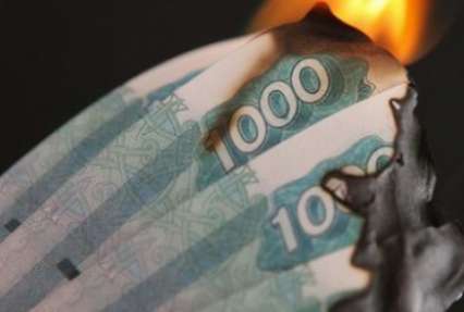 Курс рубля вернулся к значениям дефолтного 1998 года