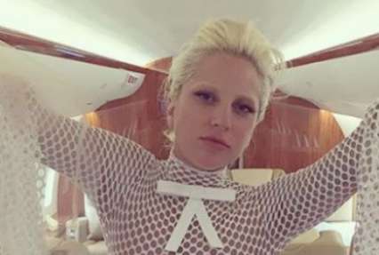 Леди Гага оголилась на борту самолета (фото)