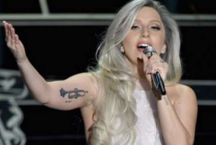 Леди Гага упала на сцене в Монако (видео)