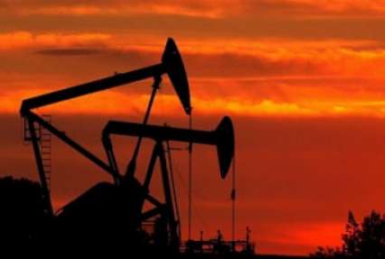 Мировые цены на нефть удерживаются ниже $49 за баррель