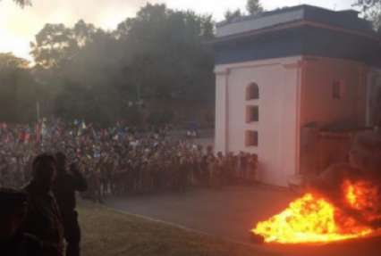 Митингующие зажгли шины возле стадиона Лобановского (фото)