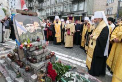 Митрополит Онуфрий во время крестного хода почтил память погибших украинцев на Майдане