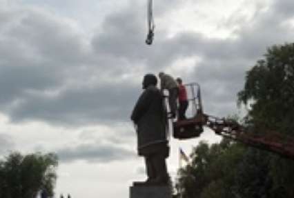 На Харьковщине демонтировали памятник Ленину