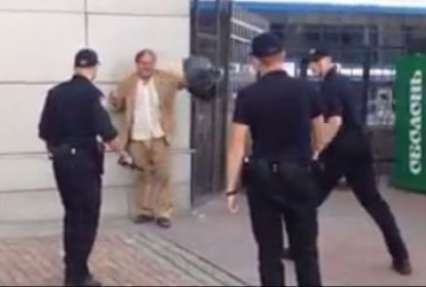 На киевском вокзале полицейские задержали вооруженного бездомного