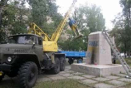 На Луганщине впервые демонтировали памятник Ленину