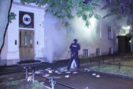 Нацболы забросали консульство Латвии в Санкт-Петербурге яйцами и дымовыми шашками (ФОТО)