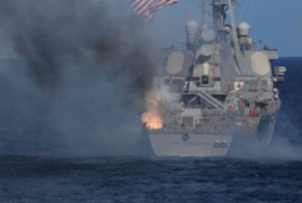 Над палубой эсминца ВМФ США в ходе учений взорвалась ракета