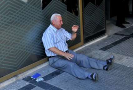 Налички в банкоматах Греции осталось на 2-3 дня