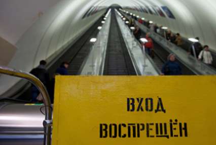 Ногу двухлетнего ребенка зажало эскалатором в московском метро