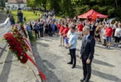 Норвегия поминает жертв стрельбы на острове Утёйя