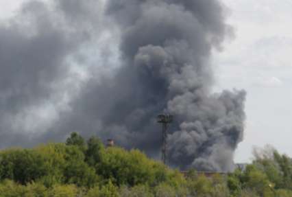 Обрушился фасад горящего здания завода ЗИЛ
