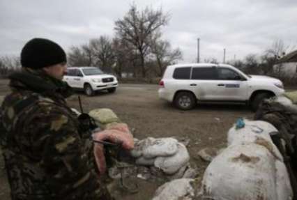 ОБСЕ уточнила, что огнем в Донецке повреждены семь автомобилей миссии