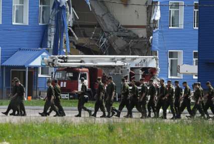 Омская область выплатит по 400 тысяч рублей семьям погибших при обрушении казармы призывников