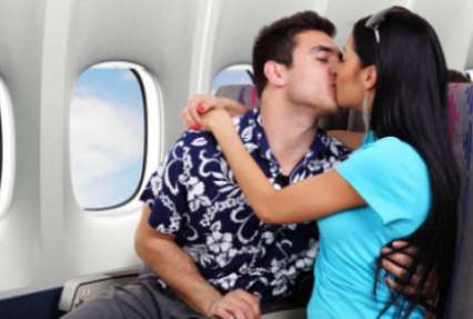 Пара раскованных французов занялась сексом прямо на борту самолета